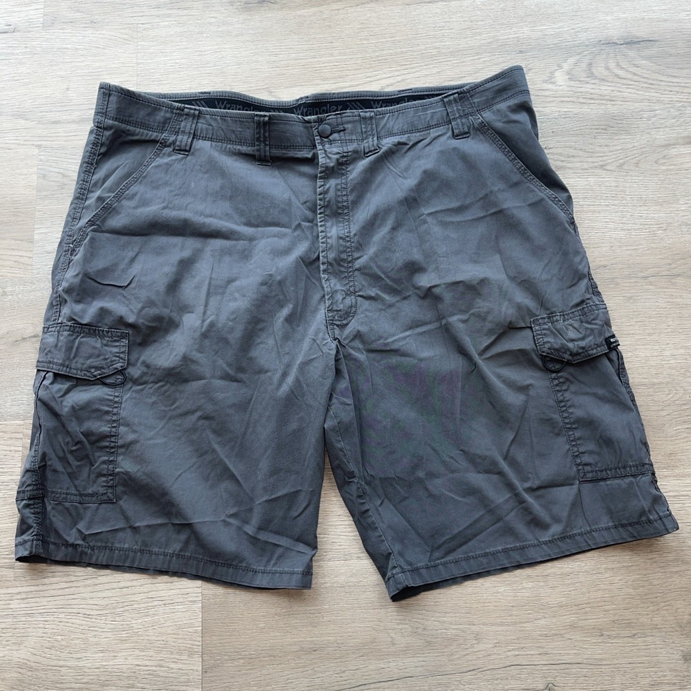 Short Wrangler  Cargo Comfort Wais Size 44 Gray Carbon Workwear